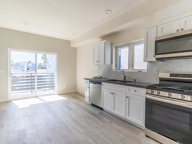 5132 Riverton Ave — Photo 18