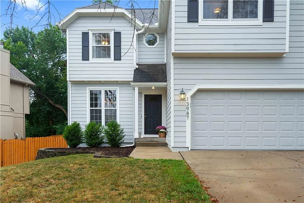 4 bed, 2.5 bath, 2505 sqft, $3,200 — Photo 3