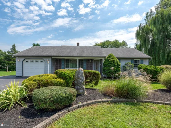 316 Hilltop Dr, Leola, PA 17540