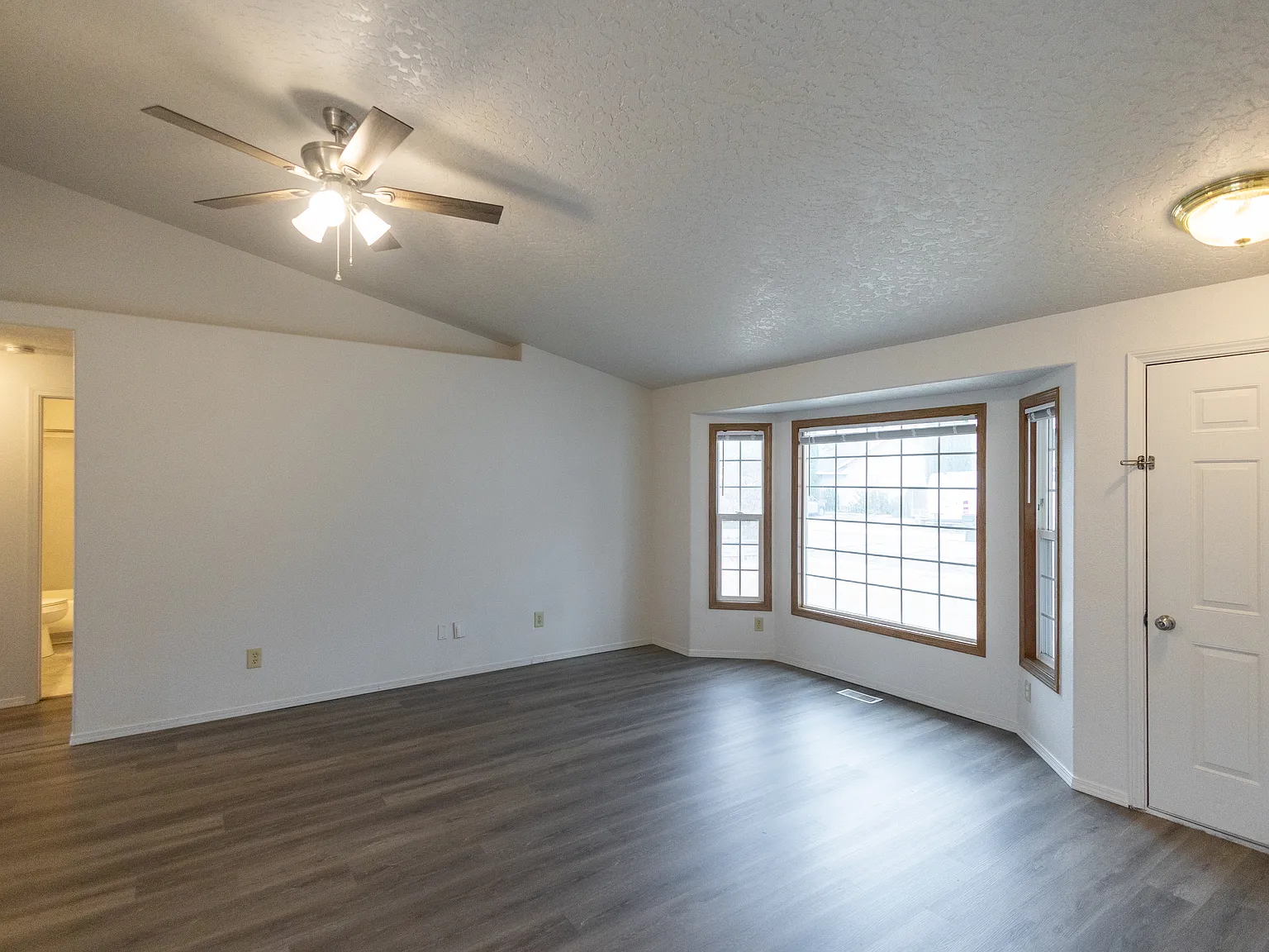 3 bed, 2.5 bath, 1316 sqft, $2,100 — Photo 4