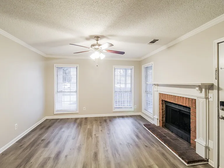 839 Ashley Ln — Photo 4