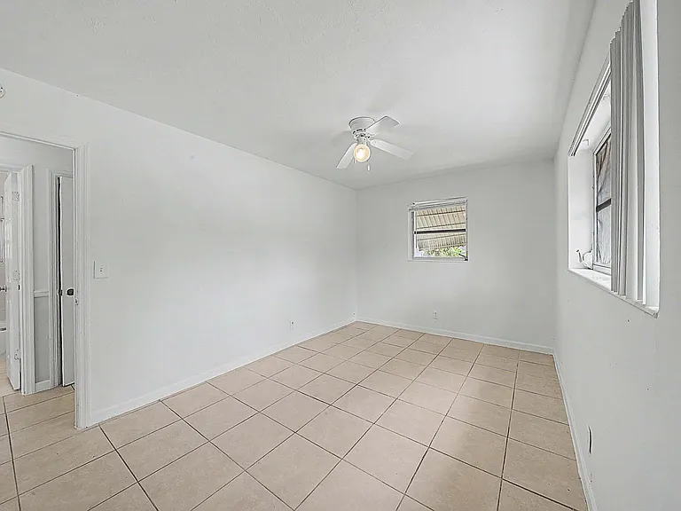 301 SE 21st Ave — Photo 13