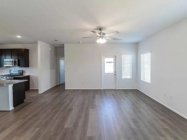 515 Clearlake Dr — Photo 5