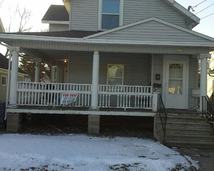 Lower Duplex with plenty of parking