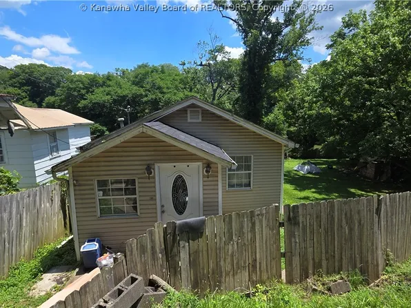 10560 Coal River Rd, Saint Albans, WV 25177