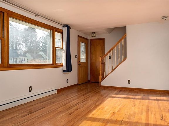 3rd image of 109 Robinhood Ln