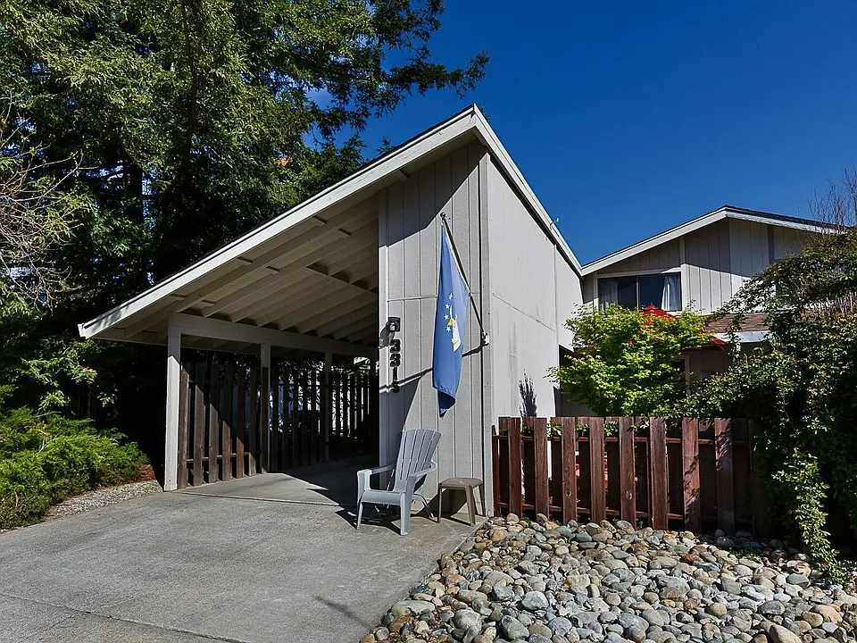 3315 Victoria Pl