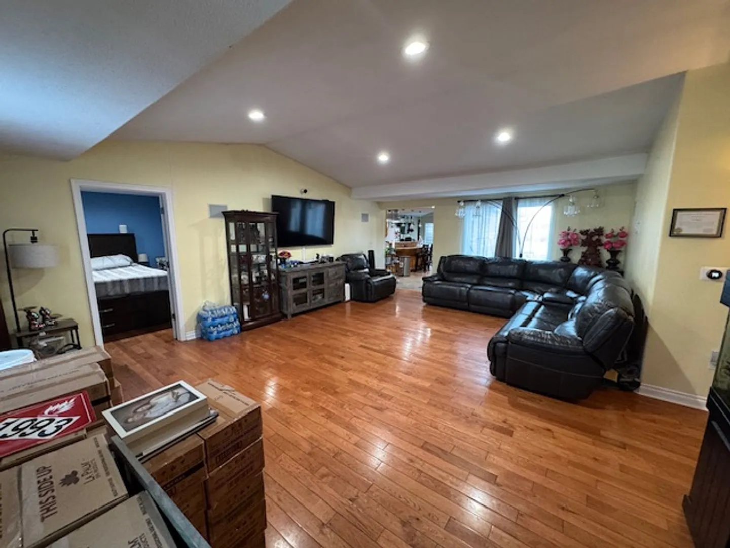 Beautifully Remodeled 4 bedroom off the River in town — Photo 4