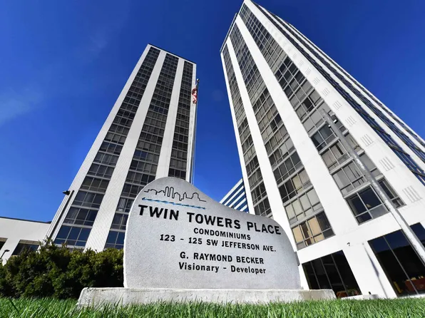 123 SW Jefferson Ave #E16, Peoria, IL 61602