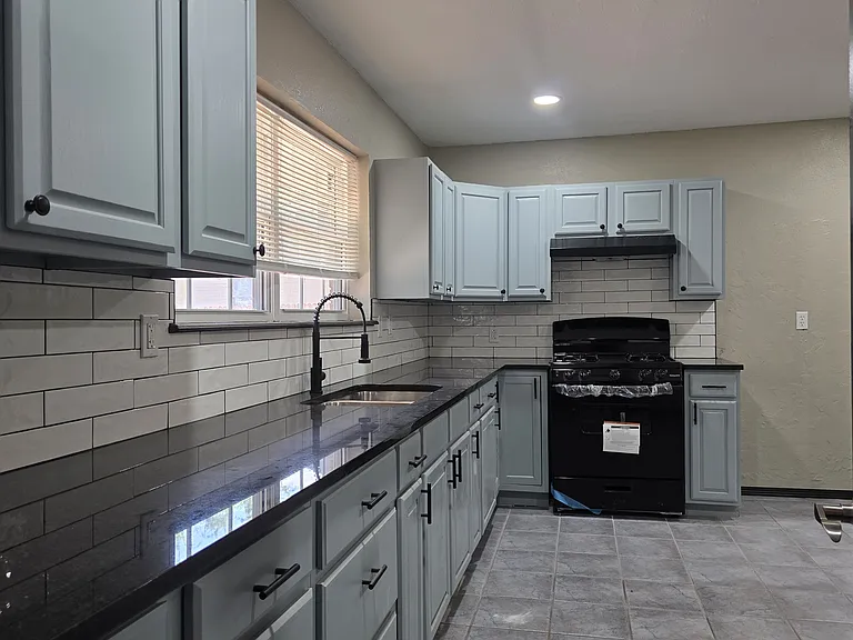 641 Redstone Ave — Photo 7