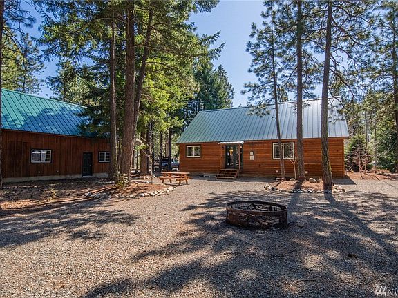 Large back yard with plenty of outdoor living space.