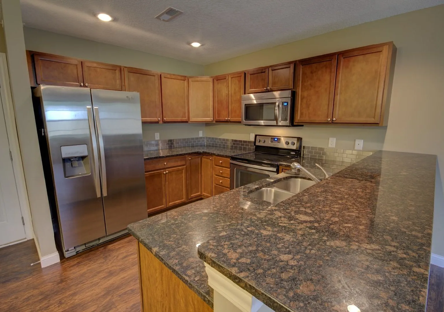 Gorgeous 3 Bedroom Townhome — Photo 3