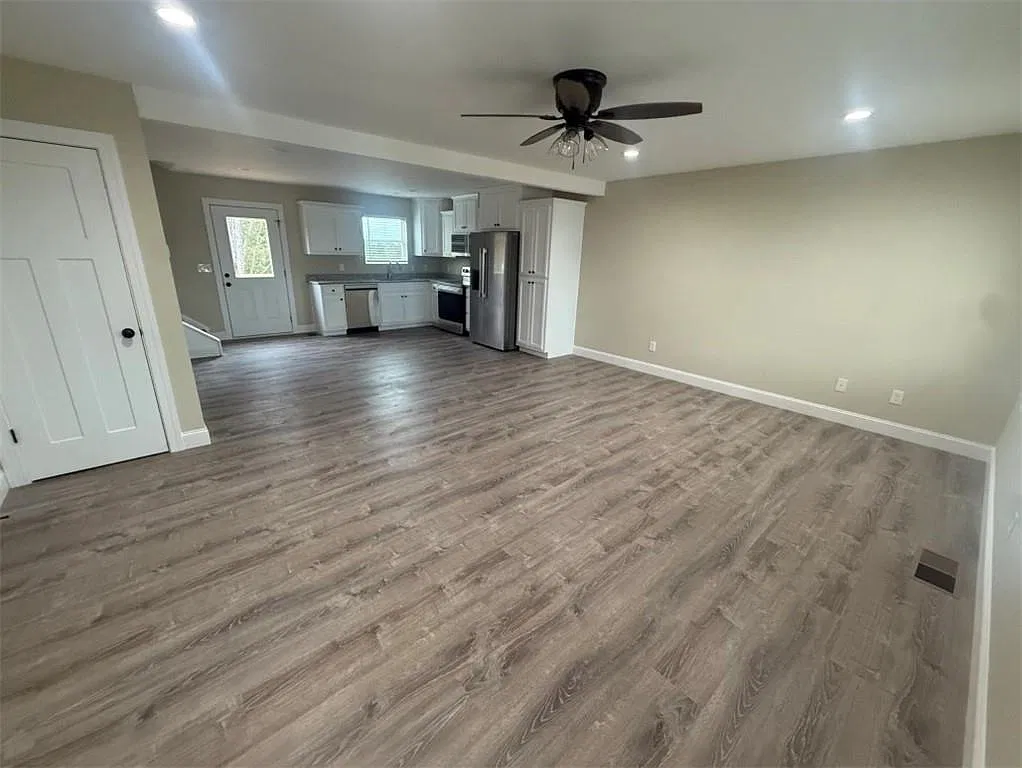 3 bed, 2.5 bath, 1600 sqft, $2,300 — Photo 2