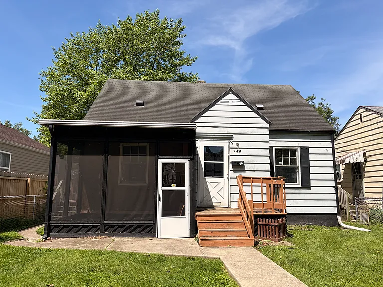 2411 S Beacon St — Photo 16