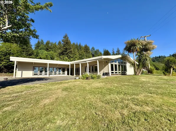 94475 Golf Course Ln, North Bend, OR 97459