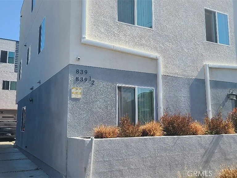 839 E 32nd St — Photo 4