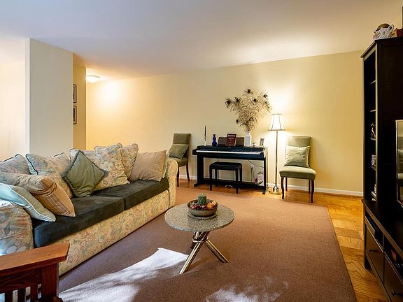 4th image of 10648 Montrose Ave APT 202