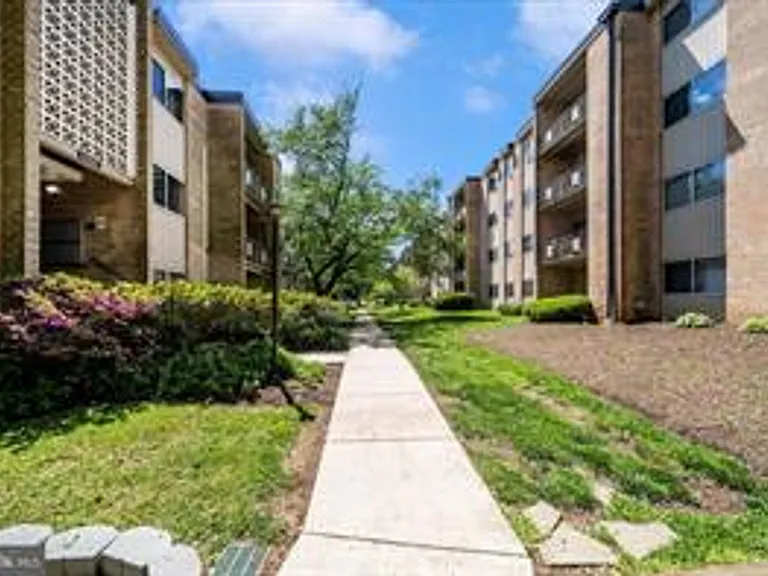 12202 Braxfield Ct #16/228 — Photo 42
