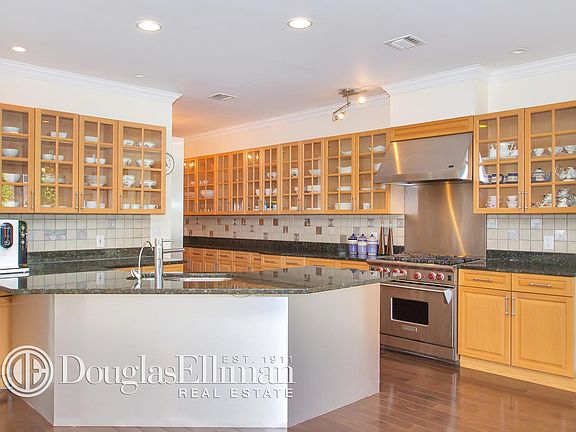 4th image of 18 Kensington Cir