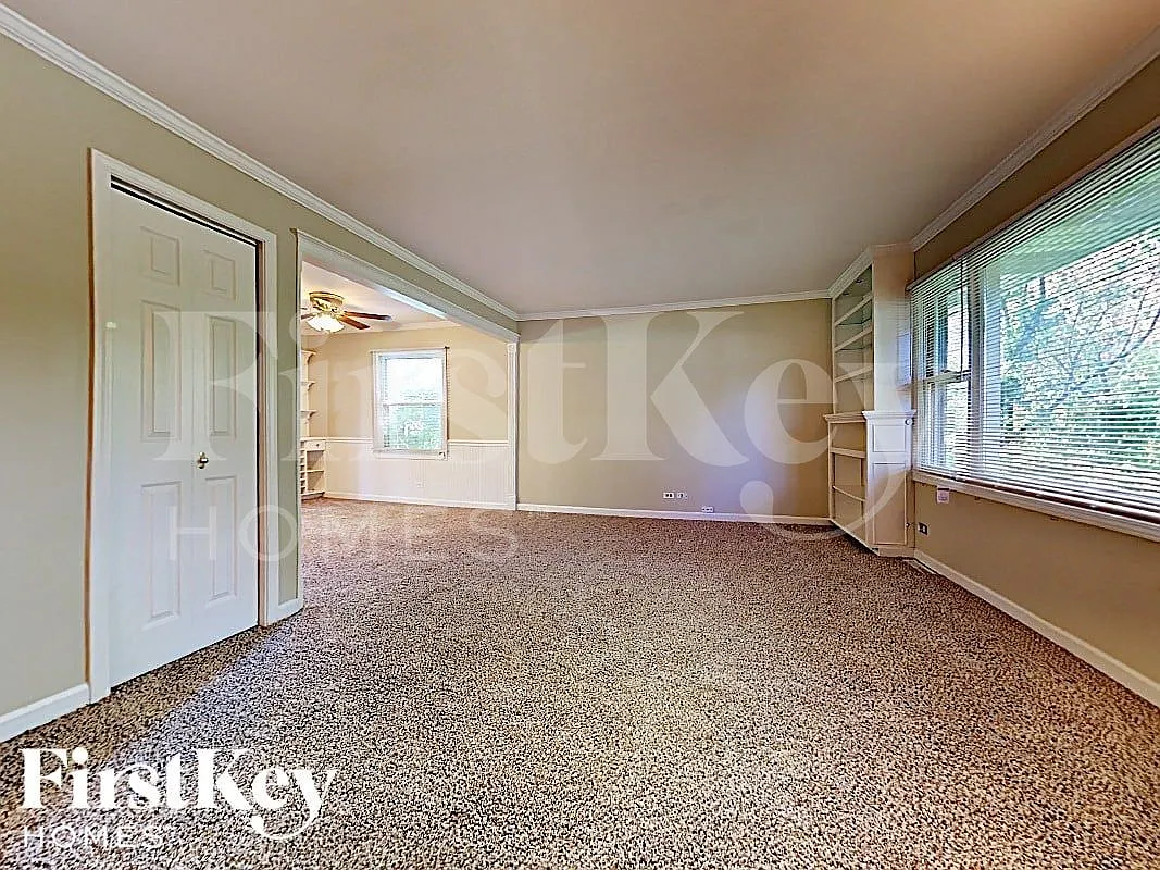 4 bed, 2.0 bath, 1048 sqft, $3,120 — Photo 3