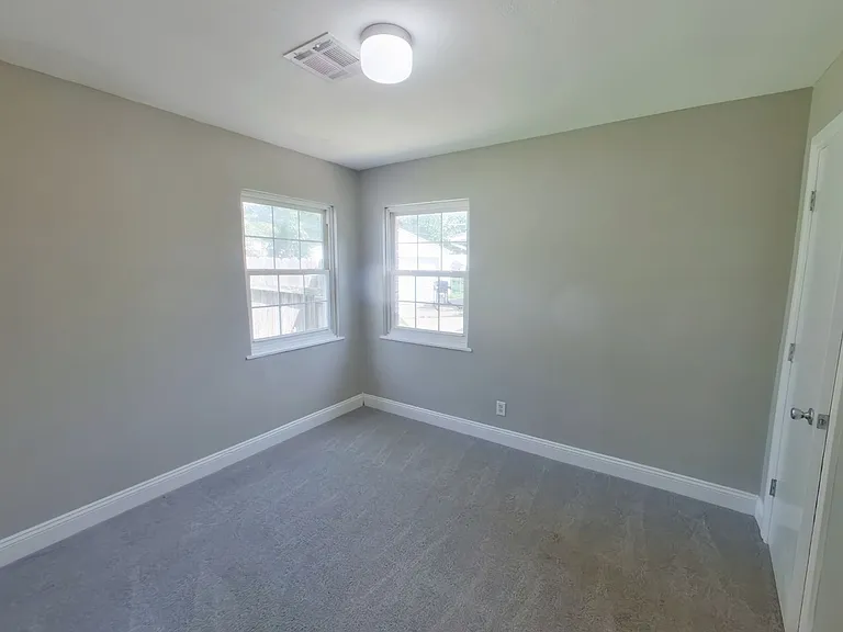 1921 N Garland Ave — Photo 7