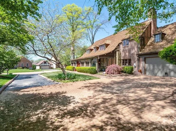 440 Hunters Hill Dr, Chesterfield, MO 63017