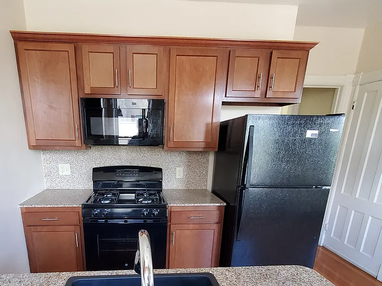 534 Yates St #B — Photo 3