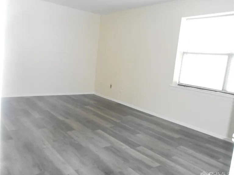 512 Sharon Gdn — Photo 12