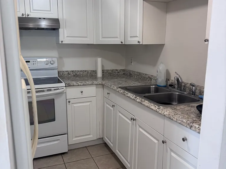 127 Avenida De Bahia #C — Photo 8