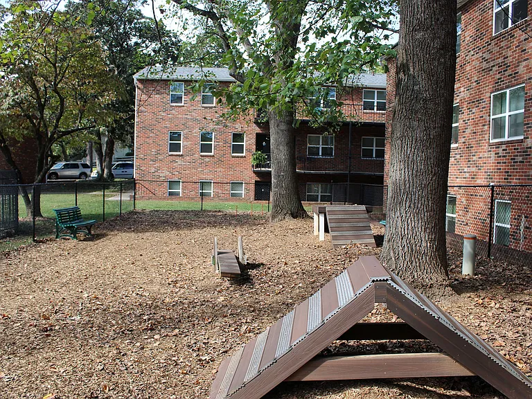 Windsor Court Apartments — Photo 7