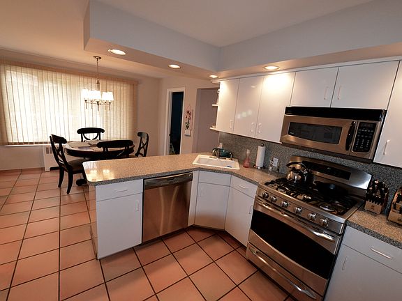 Large Updated Eat-in Kitchen