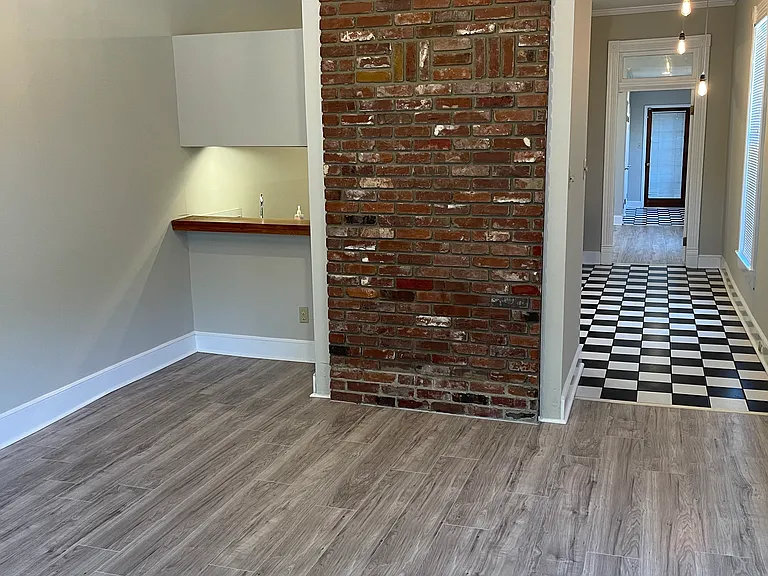 895 Blythe St — Photo 3
