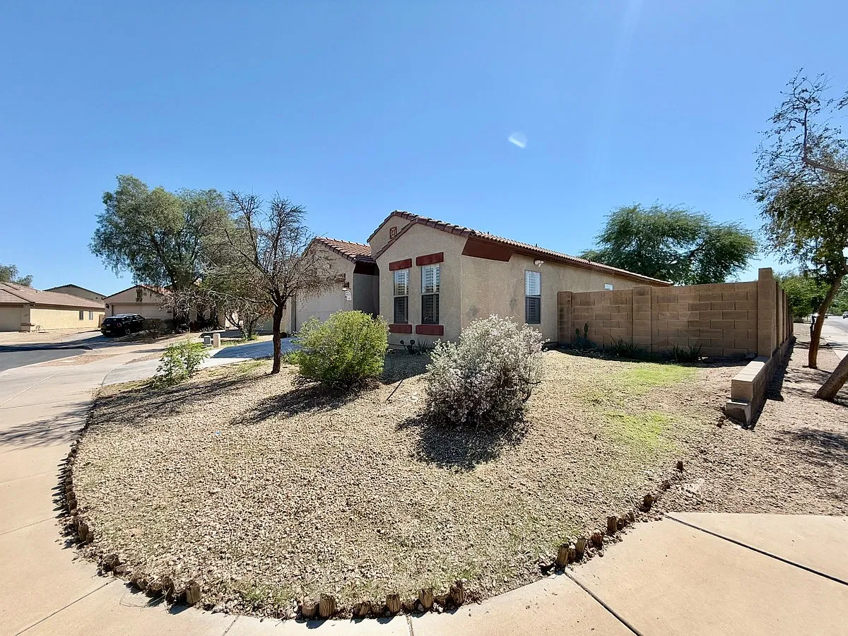 3 bed, 2.0 bath, 1619 sqft, $2,195 — Photo 2