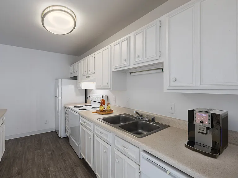 Desert Creek Apartments — Photo 16