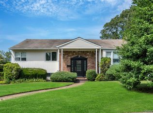 2 Blueberry Ln, Oyster Bay, NY 11771