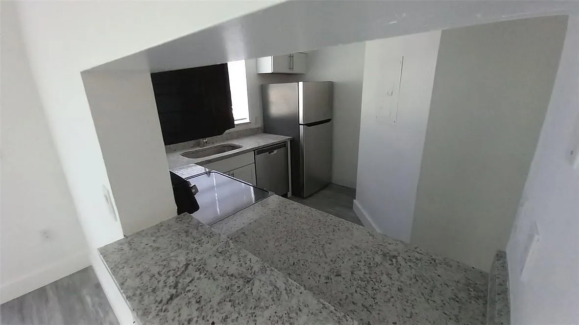 2 bed, 2.0 bath, 854 sqft, $2,300 — Photo 2