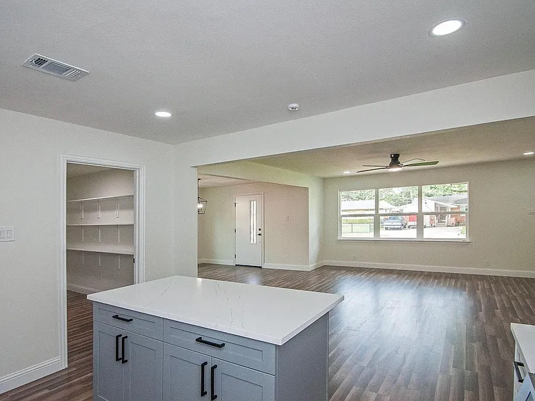 2608 Lockhart Ave — Photo 4
