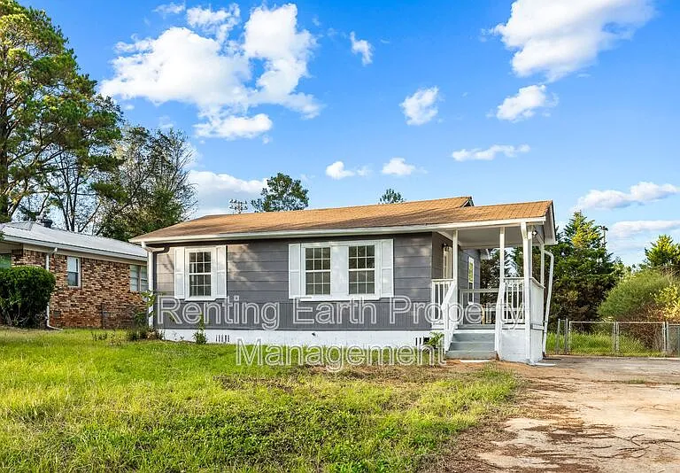 2423 Circle Dr — Photo 1