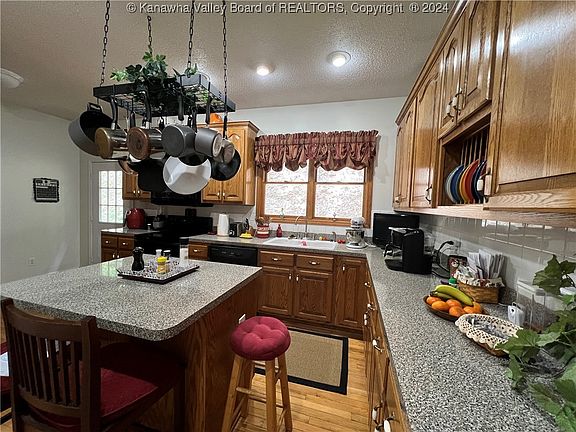 5th image of 198 Whiteoak Dr