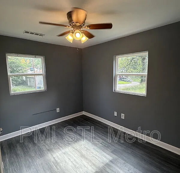 528 Royal Ave — Photo 5