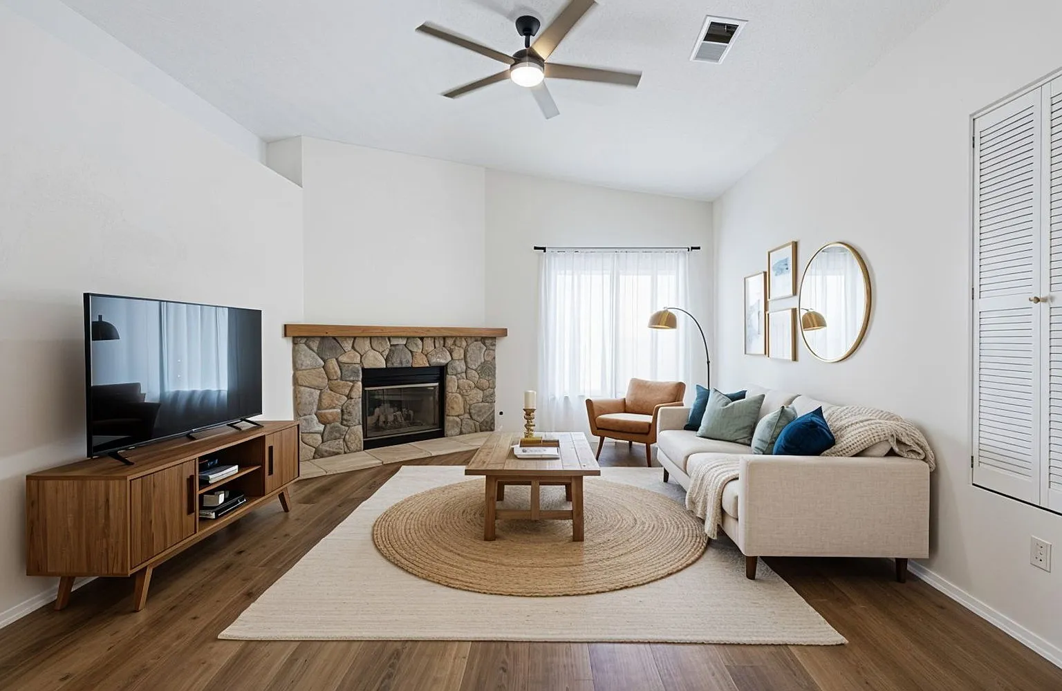 4 bed, 2.0 bath, 1417 sqft, $3,300 — Photo 3