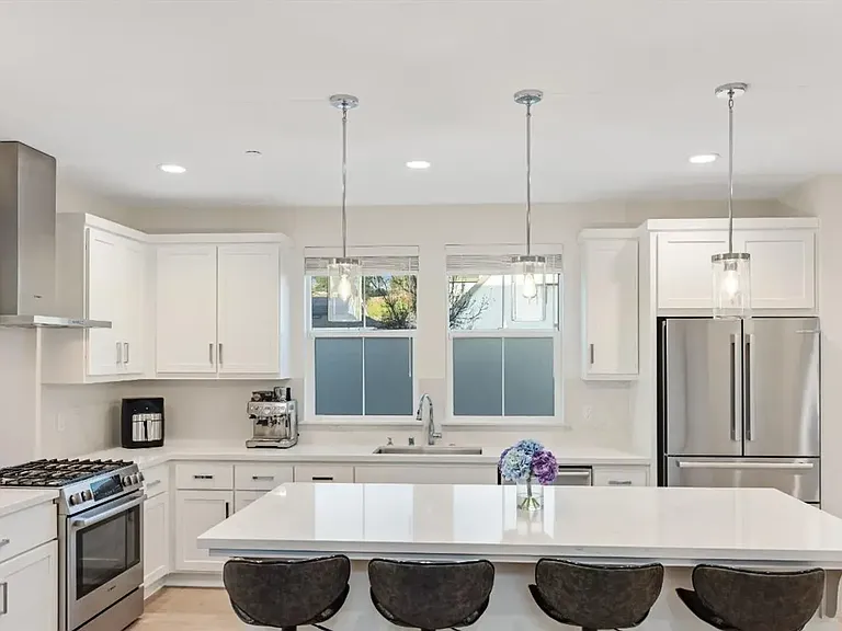 1747 Linden Ln — Photo 5