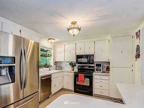 Wonderful Home, In An Amazing Location Awaiting Your Cosmetic Finishes. Fabulous Northshore School District.