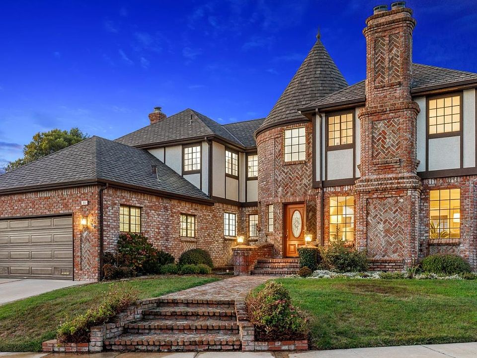 1st image of 33 Fairway Pl