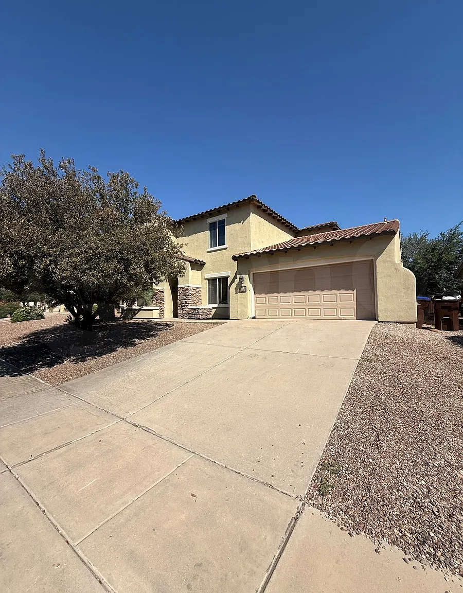 6 bed, 3.5 bath, 2758 sqft, $2,400 — Photo 2