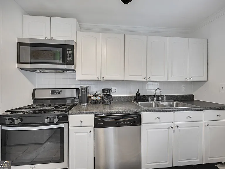 1040 Herndon St NW #B — Photo 10