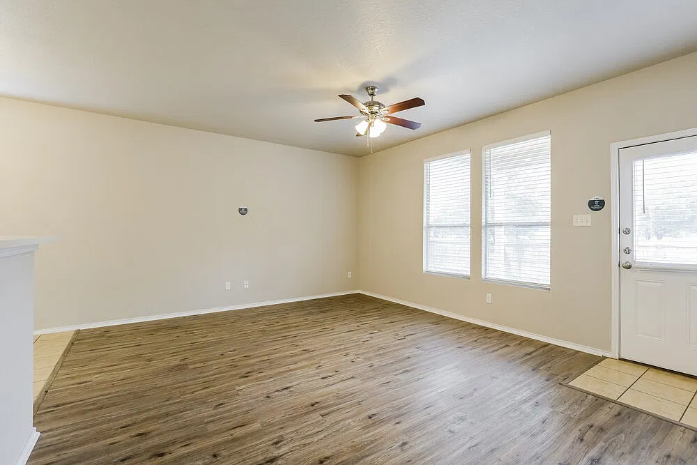 4 bed, 2.5 bath, 2557 sqft, $2,045 — Photo 4