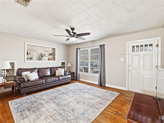 4th image of 215 Westland St