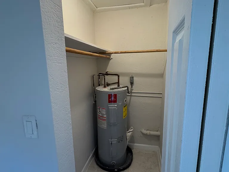 700 SW 15th Ave #6 — Photo 4