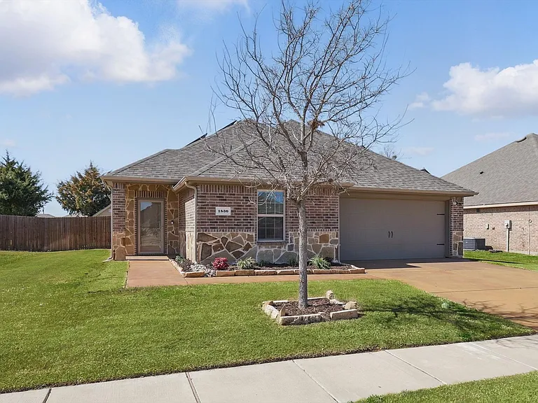 1530 Woodlake Dr — Photo 1